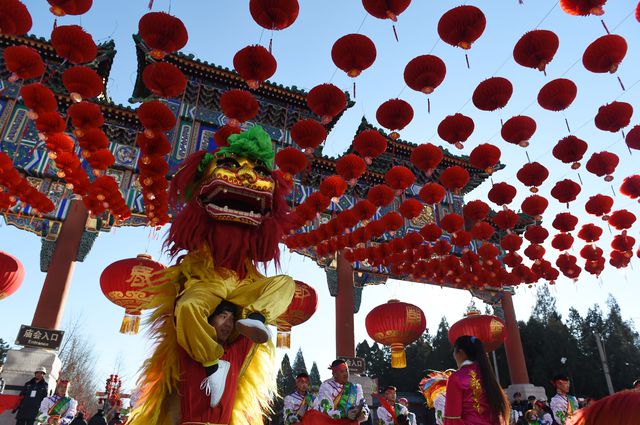 Праздник по восточному календарю отмечают во многих странах, но самые масштабные торжества, конечно же, в КНР – недаром его называют еще и "китайским Новым годом". Ярмарки, карнавальные шествия и невероятной красоты фейерверки, но главное – это соблюдение всех древних традиций, которые китайцы очень чтут. Фото: AFP<br />
