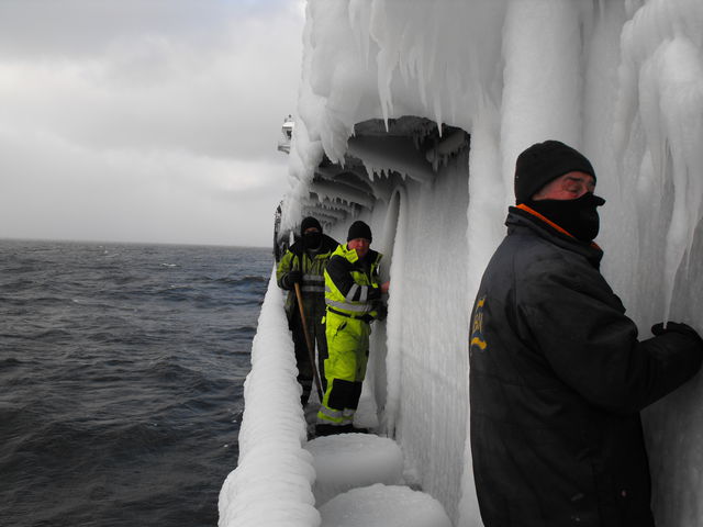 Когда за бортом минус. Волны болтали судно в 40 тонн как спичечную коробку, а экипаж при сильном морозе целый день сбивал замороженную воду с обледеневшего химовоза. 