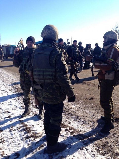 Украинские военнослужащие выходят из Дебальцево. Фото: hromadske.tv