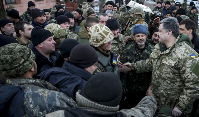 Встреча президента Порошенко в Артемовске с бойцами, которые вышли из Дебальцево. Фото: AFP