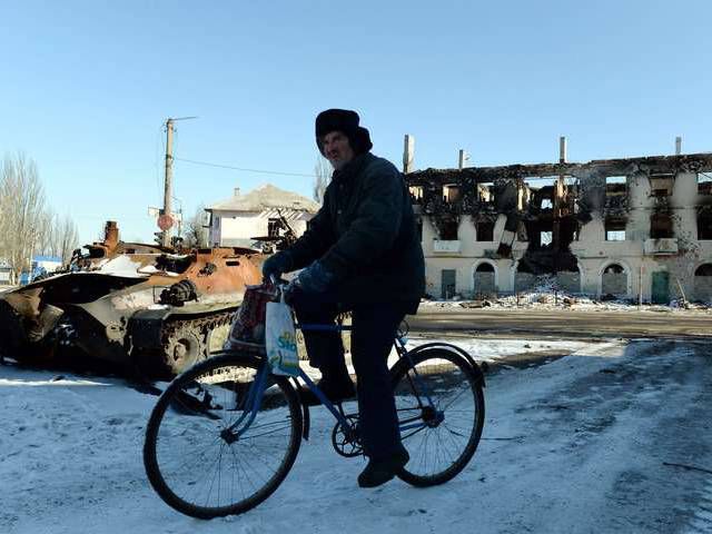 Житель Вуглегірська, що за 6 км від Дебальцевого, їде у справах. Фото: AFP
