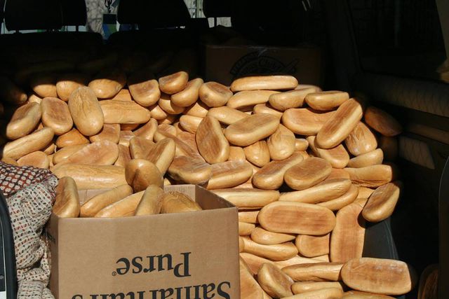 <p><span>У місто привезли хліб. Фото: прес-центр</span></p>