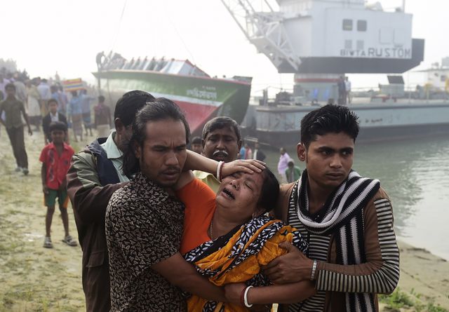 На реке Падма, в центре Народной Республики Бангладеш, столкнулись грузовое судно и пассажирский паром. По разным данным, на борту перевернувшегося двухпалубного парома 