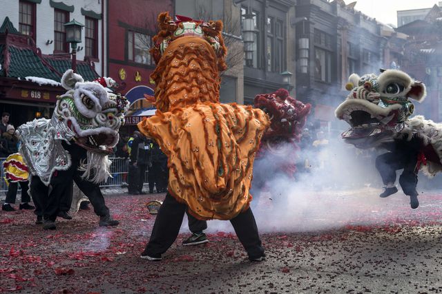 В Вашингтоне люди, одетые в костюмы, празднуют китайский новый год. Фото: AFP