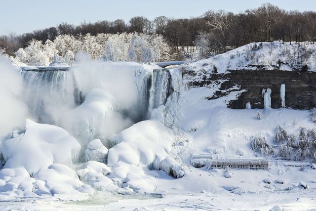 Небывалые морозы в США привели практически к полному замерзанию одного из самых крупных водопадов мира — Ниагарского. Фото: AFP