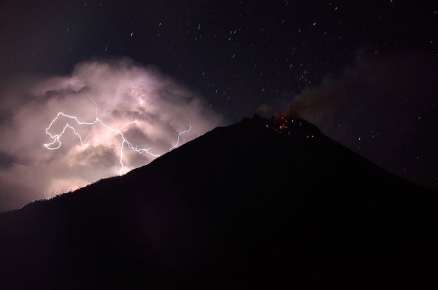 Вулканическая активность вулкана Сопутан, расположенного в северной части индонезийского острова Сулавеси, увеличивается. С прошлого понедельника гора продолжает выпускать столбы пепла и раскаленную лаву. Фото: AFP