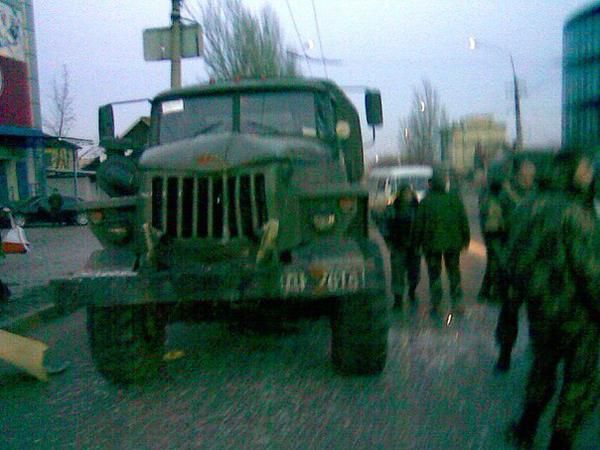 <p>У центрі Донецька "Урал" бойовиків протаранив маршрутку, фото із соцмережі</p>