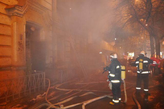 В Киеве горел дом. Фото: Эльдар Сарахман/Gazeta.ua