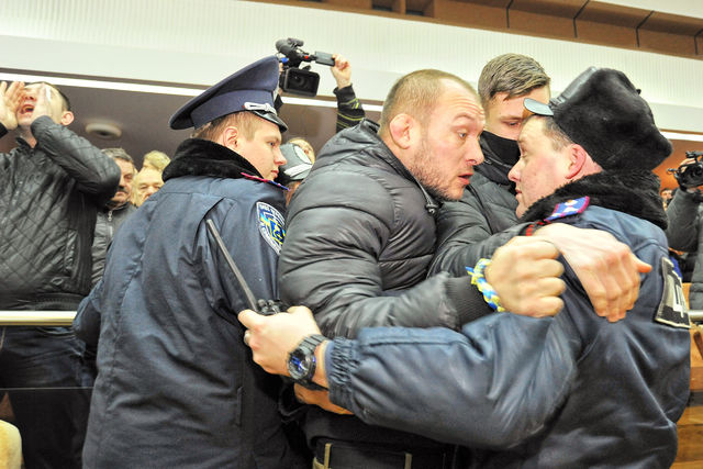 <p>Міськрада не змогла розпочати сесію через бійку в сесійній залі. Фото Олега Дем'яненка, dancor.sumy.ua</p>