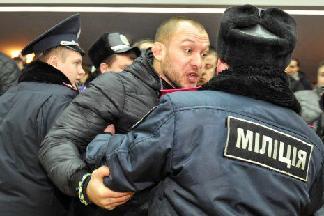 Горсовет не смог начать сессию из-за драки в сессионном зале. Фото Олега Демьяненко, dancor.sumy.ua