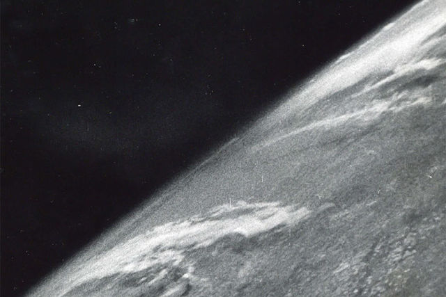 Перша фотографія Землі, зроблена з космосу при запуску балістичної ракети 