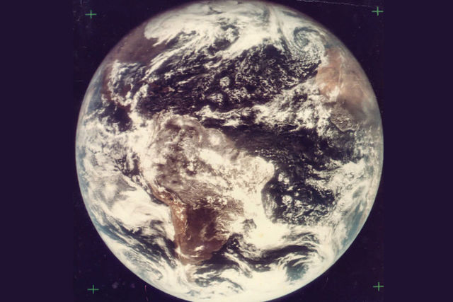 Перший кольоровий знімок Землі, зроблений з далекого космосу, з відстані в 30 тис. км, у серпні 1967 року. Фото: NASA