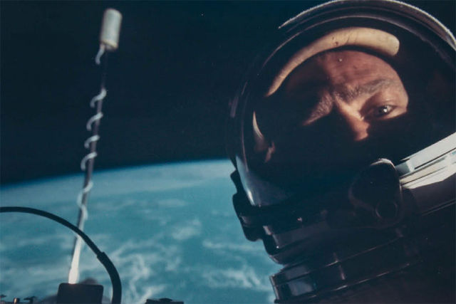 Перше космічне селфі, зроблене Баззом Олдріном в листопаді 1966 року. Фото: NASA