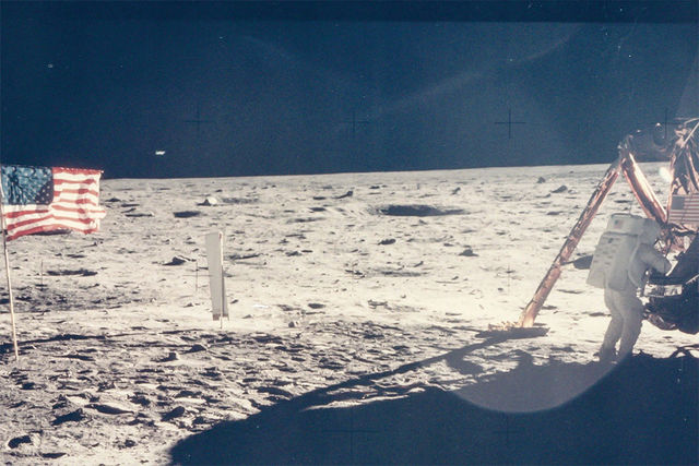 Єдиний чіткий фотознімок Ніла Армстронга – першої людини, яка ступила на Місяць. Про існування знімка не було відомо майже два десятиліття. Фото: NASA