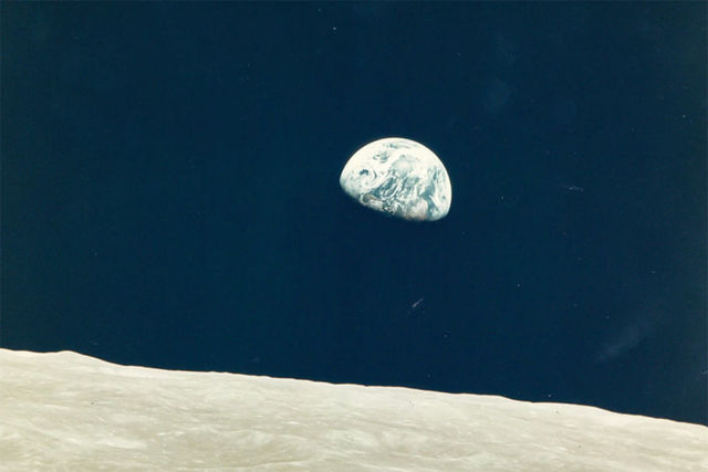 Перший схід Землі через місячний горизонт, побачений людиною. Знято Вільямом Андерсом в 1968 році з борту корабля 