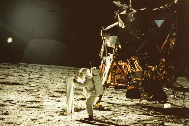 Перша фотографія людини, що стоїть на поверхні Місяця. Армстронг зняв Олдріна, що розгортає спеціальний збирач часток, що летять з Сонця. Фото: NASA