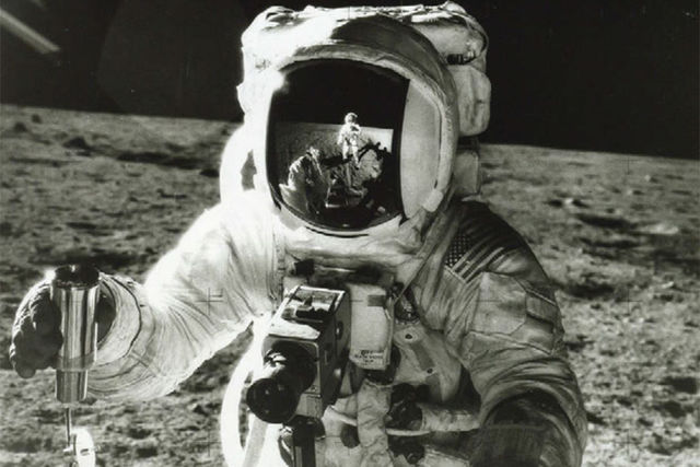 Астронавт Алан Бін тримає контейнер з місячним грунтом. Листопад 1969. Фото: NASA