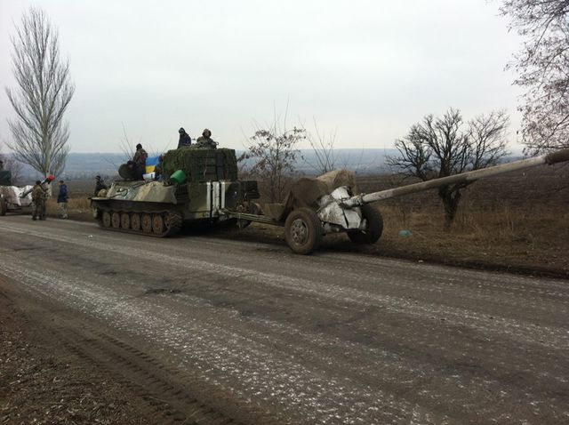 <p>Українські військові показали, як відводять артилерійські системи від лінії вогню, фото прес-центру АТО</p>