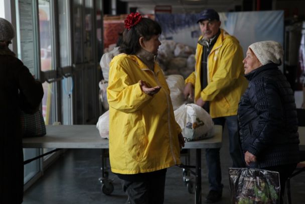 Жители Червоногвардейского района макеевки получают гуманитарную помощь. Фото: пресс-центр.
