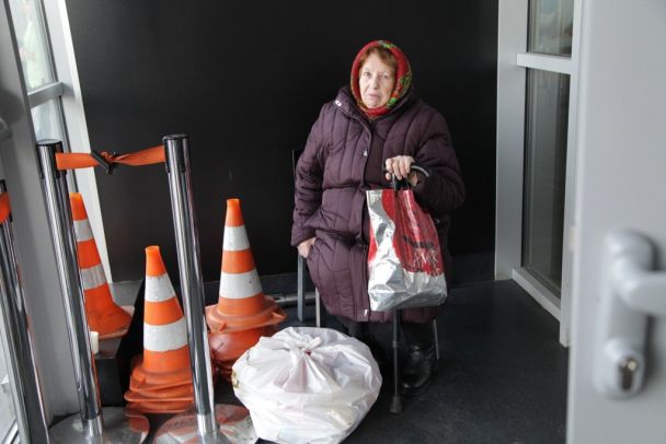 <p>Жителі Червоногвардійського району Макіївки отримують гуманітарну допомогу. Фото: прес-центр</p>