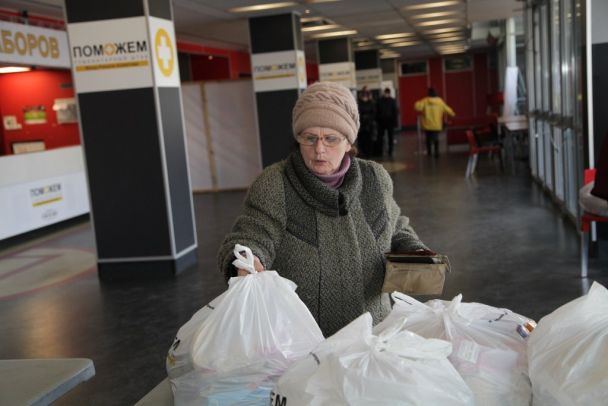 <p>Жителі Червоногвардійського району Макіївки отримують гуманітарну допомогу. Фото: прес-центр</p>
