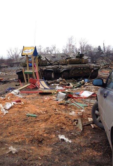 Танки бойовиків на зруйнованому дитячому майданчику біля Донецького аеропорту. Фото: AFP
