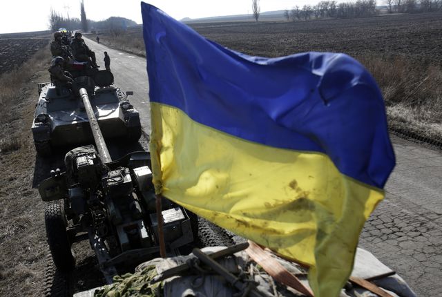Украинские военнослужащие отводят тяжелое вооружение от линии разграничения. (Противотанковые пушки 100 мм МТ-12 "Рапира") Фото: AFP