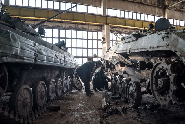 Боевики ремонтируют тяжелую военную технику на одном из заводов Донецка. Фото: AFP