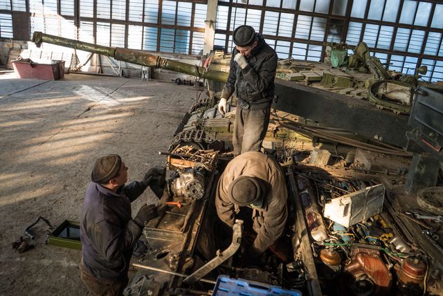 Боевики ремонтируют тяжелую военную технику на одном из заводов Донецка. Фото: AFP
