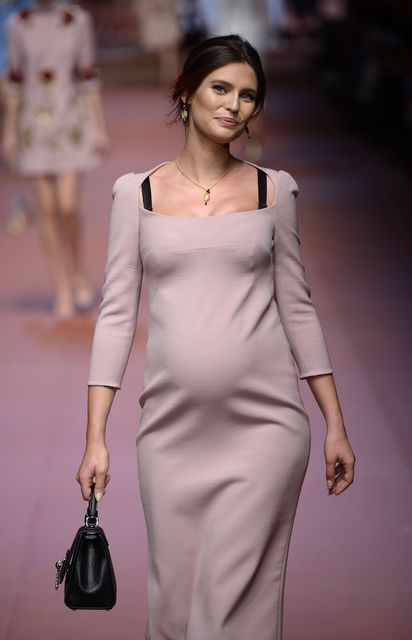 Модель Бьянка Балті продефілювала в сукні для майбутніх мам. Фото: AFP