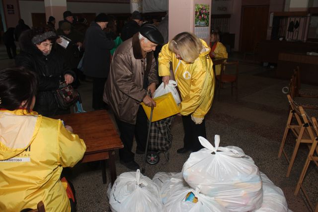 Выдача продуктовых наборов в Донецке. Фото: Пресс-центр.
