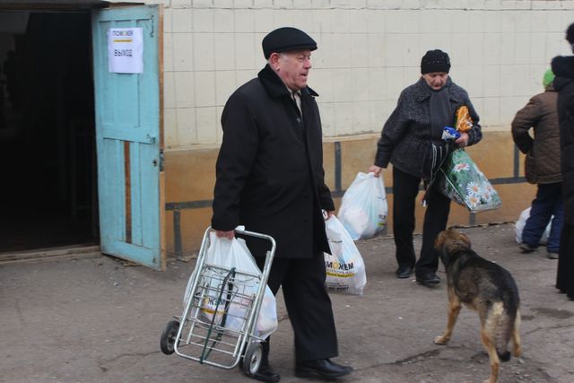 <p>Видача продуктових наборів в Донецьку. Фото: Прес-центр.</p>