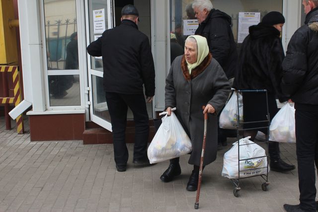 Выдача гуманитарной помощи в Калиниском и Ворошиловском районах Донецка. Фото: пресс-центр.