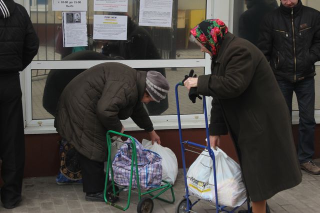 <p>Видача гуманітарної допомоги в Калінінському і Ворошиловському районах Донецька. Фото: прес-центр.</p>
