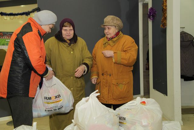 Выдача гуманитарной помощи в Калиниском и Ворошиловском районах Донецка. Фото: пресс-центр.