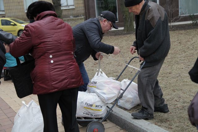 <p>Видача гуманітарної допомоги в Калінінському і Ворошиловському районах Донецька. Фото: прес-центр.</p>