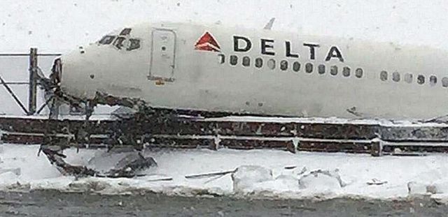 Не менее 24 пассажиров пострадали при аварийной посадке самолета в аэропорту Нью-Йорка, фото AFP