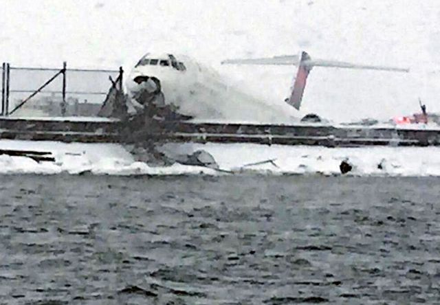 <p>Не менше 24 пасажирів постраждали при аварійній посадці літака в аеропорту Нью-Йорка, фото AFP</p>