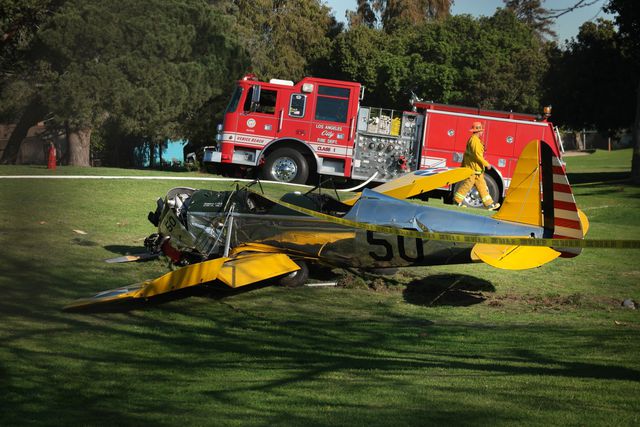 Харрисон Форд пострадал при пилотировании ретро-самолета, фото AFP