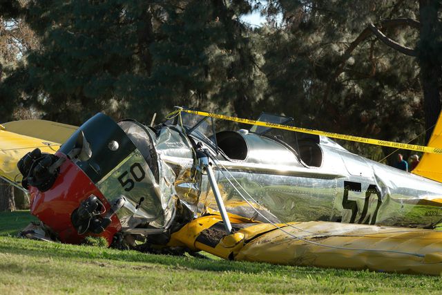 Харрисон Форд пострадал при пилотировании ретро-самолета, фото AFP