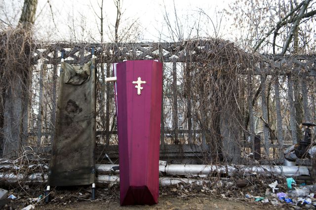 Шостого березня почали ховати загиблих  на шахті ім. Засядька в Донецьку гірників. Фото: AFP