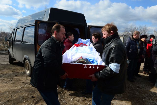 Шестого марта начали хоронить горняков погибших на шахте им. Засядько в Донецке. Фото: AFP