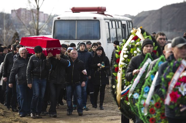 Шостого березня почали ховати загиблих  на шахті ім. Засядька в Донецьку гірників. Фото: AFP