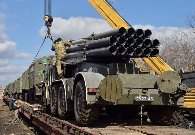 Украина отводит тяжелое вооружение (САУ и РСЗО) от линии разграничения. Фото: AFP