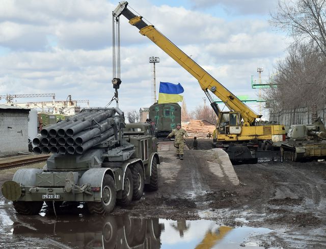 Украина отводит тяжелое вооружение (САУ и РСЗО) от линии разграничения. Фото: AFP