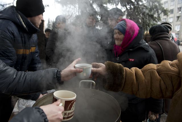 Місцеві жителі у Дебальцевому отримують гарячі обіди від волонтерів. Фото: AFP