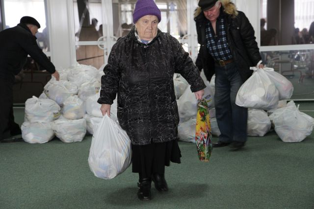 Выдача гуманитарной помощи в Буденовском и Киевском районах Донецка. Фото: пресс-центр.