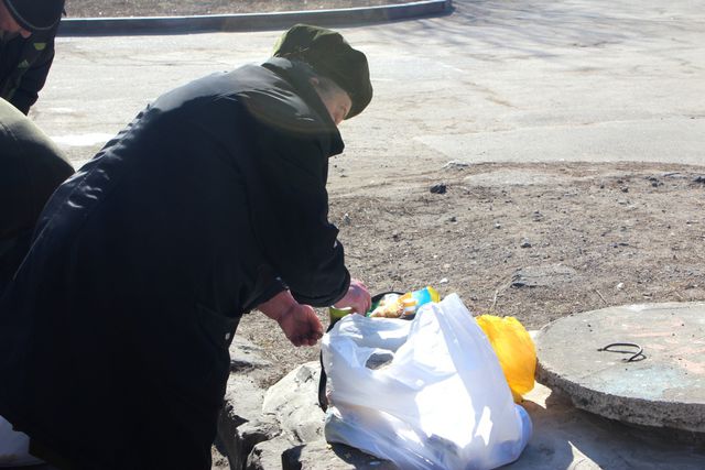Выдача гуманитарной помощи в Буденовском и Киевском районах Донецка. Фото: пресс-центр.