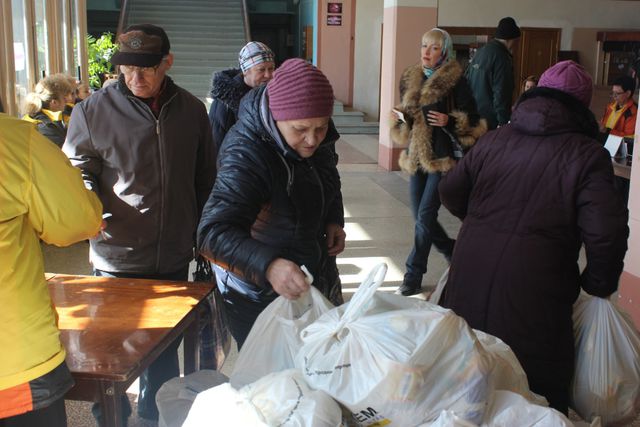<p>Видача гуманітарної допомоги в Будьонівському та Київському районах Донецька. Фото: прес-центр</p>