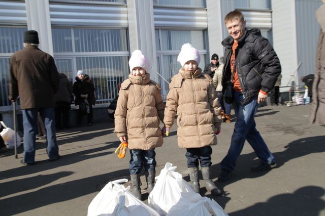 <p>Видача гуманітарної допомоги в Будьонівському та Київському районах Донецька. Фото: прес-центр</p>